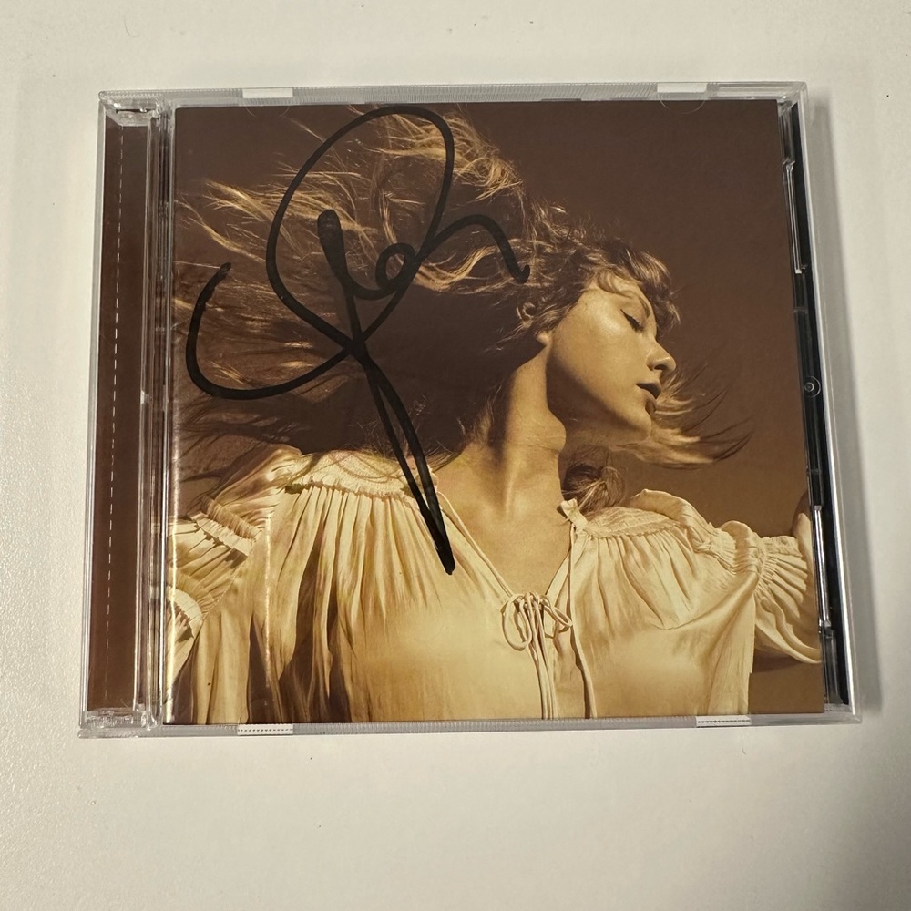 Taylor Swift Signed Fearless (TV)